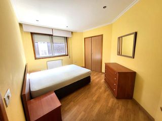 Location Appartement  Rúa de garcía lorca. Semi amueblado, balcón, calefacción incluida, garaje y trastero.