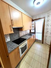 Rent Flat  Rúa de garcía lorca. Semi amueblado, balcón, calefacción incluida, garaje y trastero.
