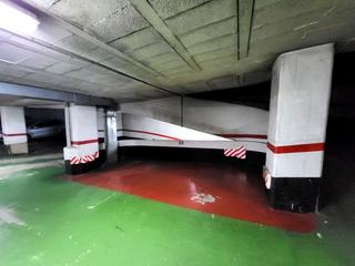 Location Parking voiture à Rúa angel llanos 1. Garaje coche mediano. zona traviesas.