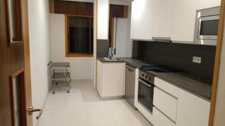 Affitto Appartamento in Zona de Plaza de Barcelos. Piso  reformado  sin  muebles  en  blanco  porto