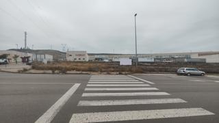 Solar industrial a Calle aneto 8f. Solar a tres calles