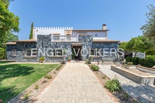 Maison à Carmona. Descubra el lujo sereno en carmona villa luminosa de 5 dormitori
