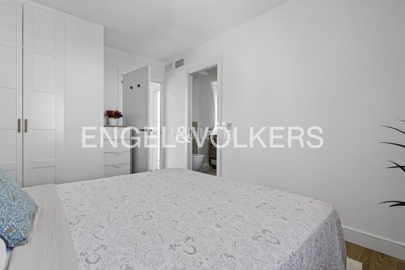 Foto ea483825-a2a3-44fb-b3f6-ce04081f4dcb. Pis amb calefacció aparcament a La Buhaira Sevilla