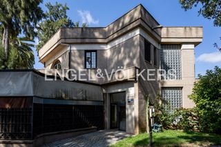Casa a Divina Pastora - La Yeguada. Edificio de oficinas en zona premium de jerez de la frontera