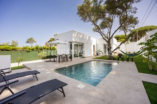 Lloguer Casa a Los Gallos. Un oasis de diseño moderno a un paseo de la barrosa