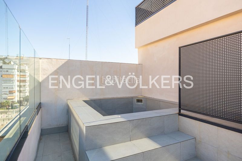 Foto 1b71829a-310e-4e7e-8f24-c85a3574d7fd. Pis amb calefacció aparcament piscina a Barrio del Nervión Sevilla
