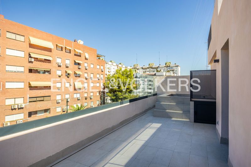 Foto 4419aba5-73f0-4945-ab9d-cb54d56a53aa. Pis amb calefacció aparcament piscina a Barrio del Nervión Sevilla