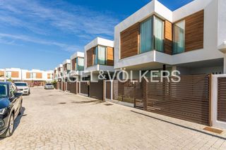 Casa adossada a Arco Norte - Avda España. Elegante casa contemporánea con piscina y zonas comunes en urban