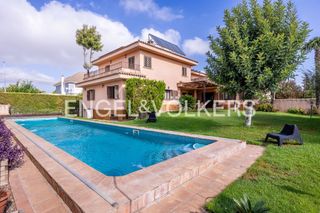 Casa a Valencina de la Concepción. Exclusiva villa de lujo en urbanización privada elegancia, espac