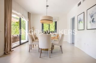 House in El Zaudín - Club de Golf. Exclusivo chalet de diseño, techos altos y muy luminoso con pisc