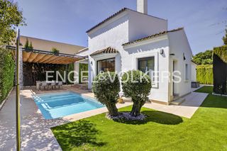 Maison à El Zaudín - Club de Golf. Exclusivo chalet de diseño, techos altos y muy luminoso con pisc