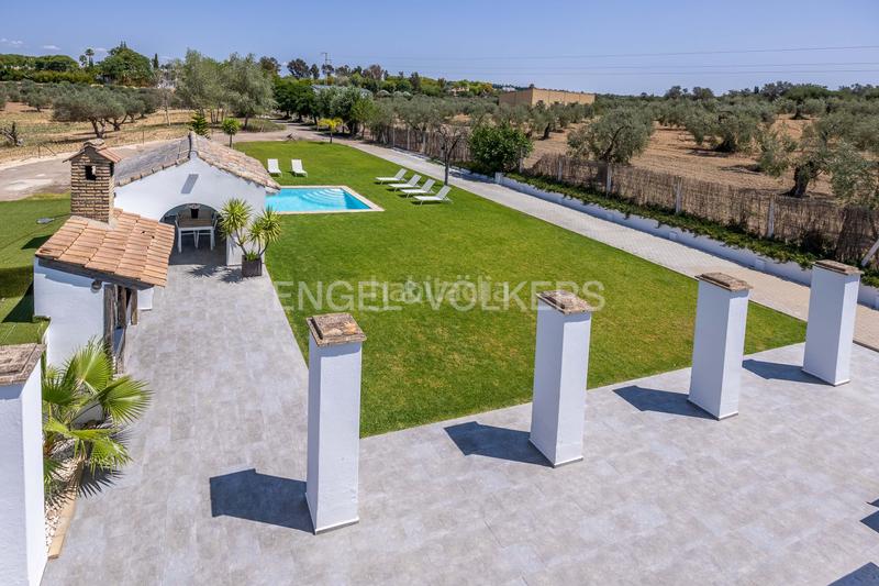 Foto efe4ec3c-c5f4-4bb2-9502-4a40696262a7. Masia amb calefacció piscina a Colegio Europa Espartinas