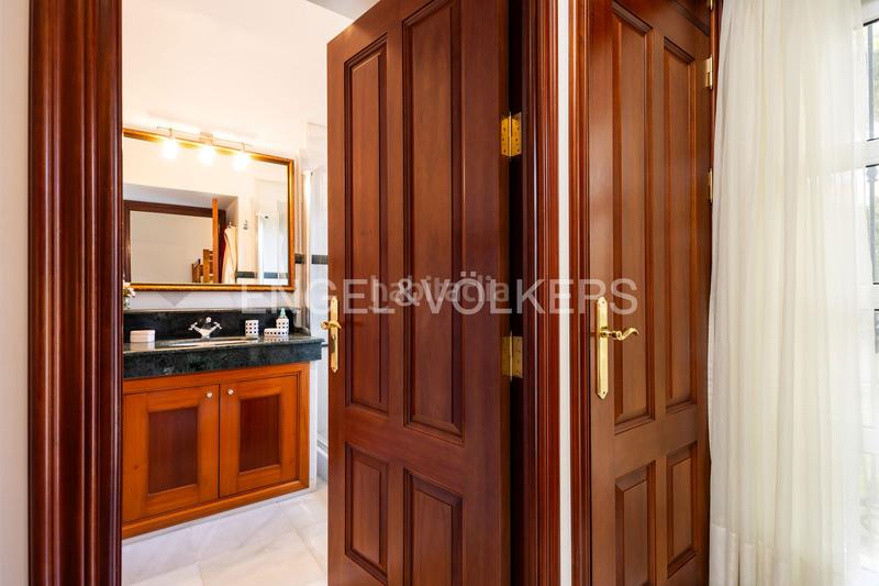 Foto 82bbd564-29ca-4d52-b1e1-78115f9dbc80. Haus mit heizung parking pool in La Barrosa Chiclana de la Frontera