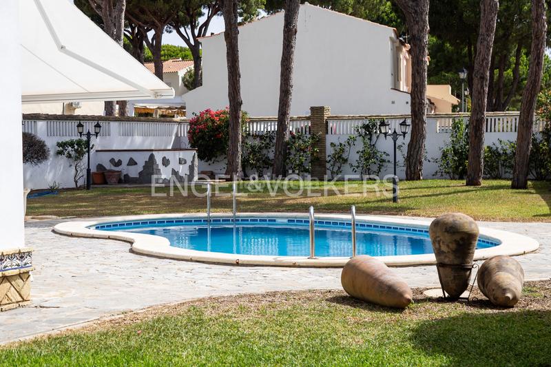Foto f4d222f6-f6f7-4141-87d6-62174c1a46b0. Haus mit heizung parking pool in La Barrosa Chiclana de la Frontera