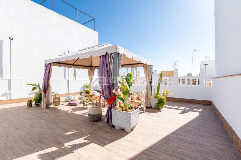 Foto 01168561-e127-45e7-ae26-fa15881d6e42. Casa exclusiva vivienda casi a estrenar , a un paso de sevilla, con apartamento independiente. en Utrera