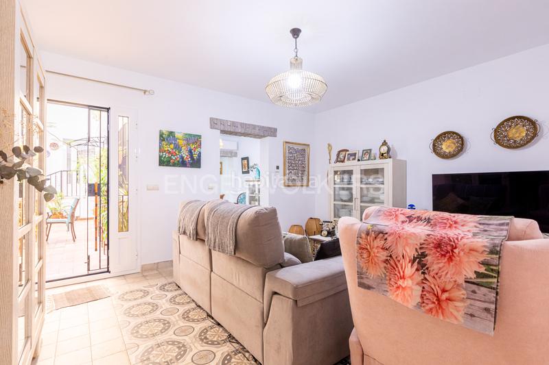 Foto 01c38be3-3c51-47ed-ac24-eee922db08e2. Casa exclusiva vivienda casi a estrenar , a un paso de sevilla, con apartamento independiente. en Utrera