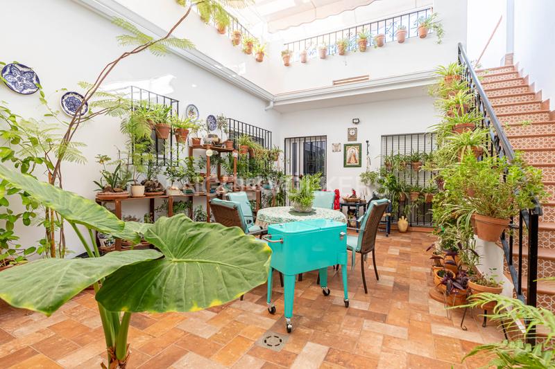 Foto 0564c018-77ed-4ecc-a962-96ed64904c44. Casa exclusiva vivienda casi a estrenar , a un paso de sevilla, con apartamento independiente. en Utrera