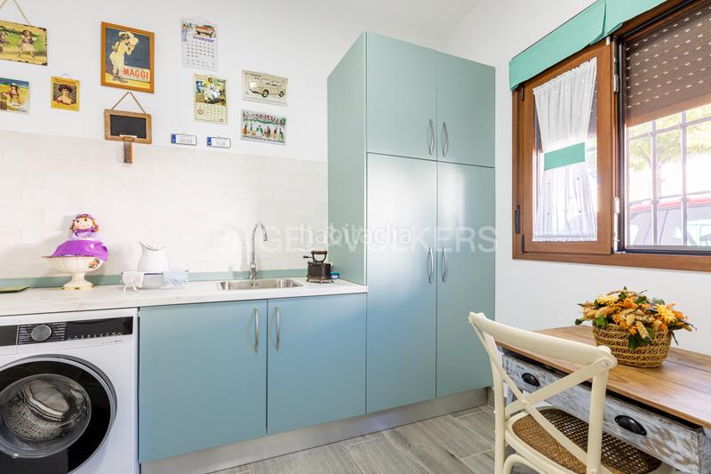Foto 5adefe79-de0e-44d0-8454-dc3a090db3fe. Casa exclusiva vivienda casi a estrenar , a un paso de sevilla, con apartamento independiente. en Utrera
