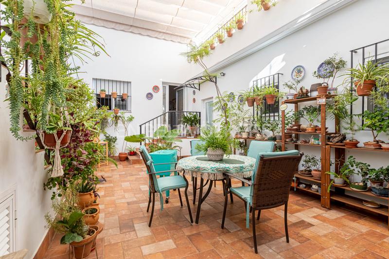 Foto 70b426d1-9f6f-4f6e-8d9d-b92d80b77beb. Casa exclusiva vivienda casi a estrenar , a un paso de sevilla, con apartamento independiente. en Utrera