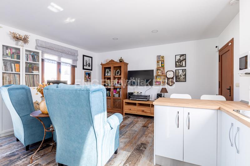Foto 839461ee-c376-4ecc-a7bc-8cc7e5b7049c. Casa exclusiva vivienda casi a estrenar , a un paso de sevilla, con apartamento independiente. en Utrera