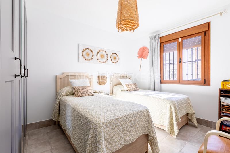 Foto 83ff4d7e-21a0-4357-a49f-9257d813bf70. Casa exclusiva vivienda casi a estrenar , a un paso de sevilla, con apartamento independiente. en Utrera