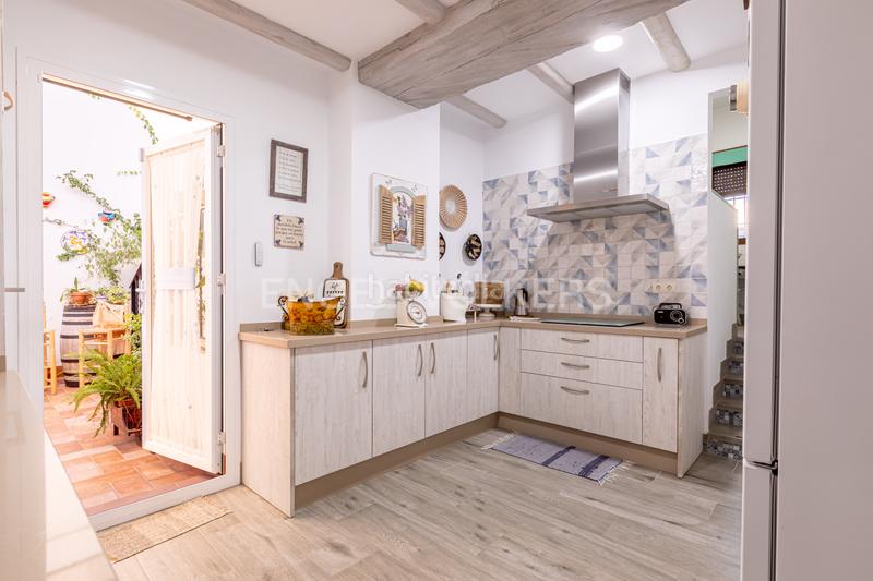 Foto 854884c0-b9d6-4bbe-a594-b433145b3f57. Casa exclusiva vivienda casi a estrenar , a un paso de sevilla, con apartamento independiente. en Utrera
