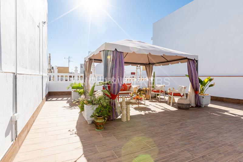 Foto ab0c02f6-e66f-4cde-8348-3a6247f5ab28. Casa exclusiva vivienda casi a estrenar , a un paso de sevilla, con apartamento independiente. en Utrera