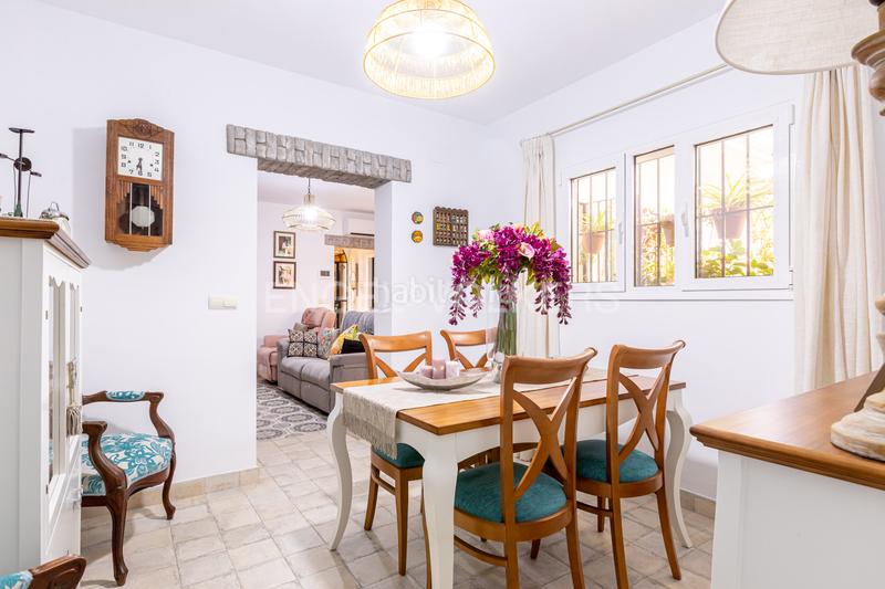 Foto c93aea04-bd70-45db-baf0-c0b815d768dc. Casa exclusiva vivienda casi a estrenar , a un paso de sevilla, con apartamento independiente. en Utrera