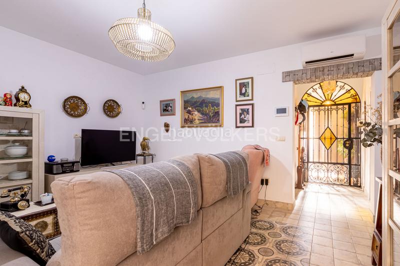 Foto e099580a-34d4-4af2-895f-b4e4357f7a12. Casa exclusiva vivienda casi a estrenar , a un paso de sevilla, con apartamento independiente. en Utrera