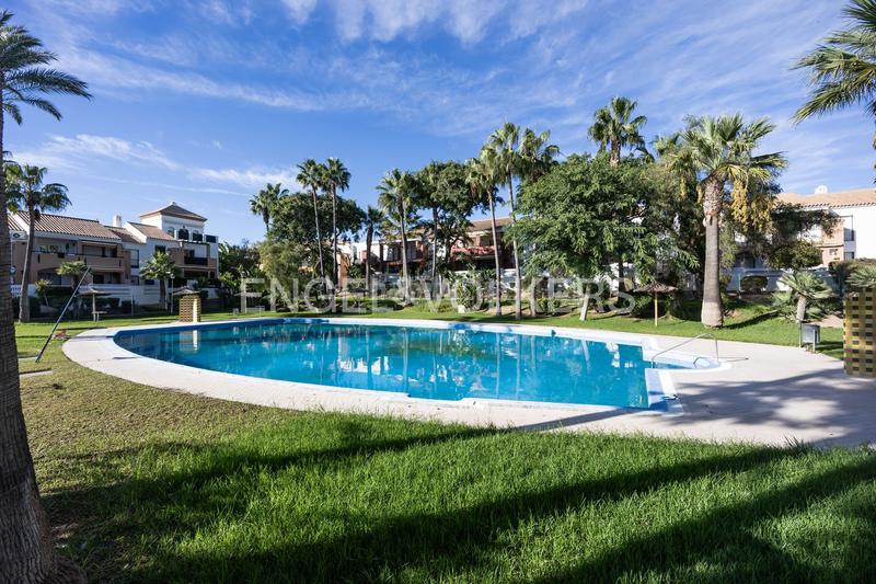 Foto 4769e4ce-5b86-479b-a629-979c4c54a884. Apartament amb calefacció aparcament piscina a La Barrosa Chiclana de la Frontera