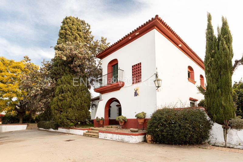 Foto cba7bc62-bd00-4e37-bebb-143db496f4f9. Masía embrujo andaluz en cortijo de más de 3.000 metros dentro de núcleo urbano en Gines
