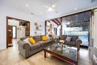 Casa a La Barrosa. Encantadora casa con piscina privada junto a la barrosa