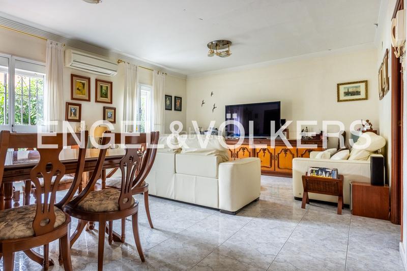 Foto af38b679-9ce9-40b3-940e-d1bad5283553. Casa con riscaldamento parcheggio in Barrio León Sevilla