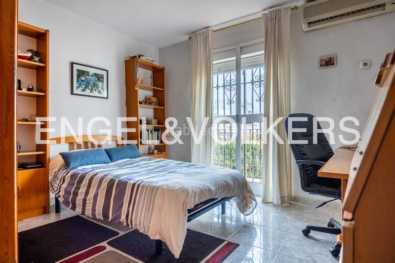 Foto b3028571-b0f0-488c-a309-49ad18c9c0d6. Casa con riscaldamento parcheggio in Barrio León Sevilla