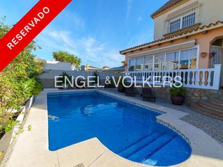 House in Valdelagrana. Exclusiva villa en valdelagrana, puerto santa maria, con piscina