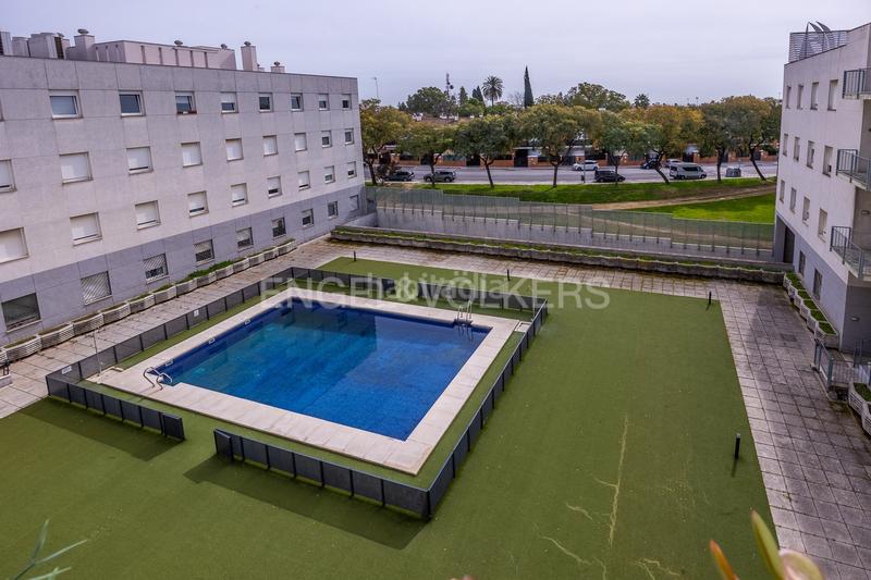 Foto 180f39a4-b31b-4bce-8c38-d0bd3c6ba7dd. Apartament amb calefacció aparcament piscina a Avenida Juan Diego Bormujos