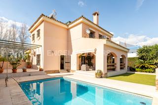Casa a Cerros de Montequinto. Exclusiva vivienda donde el estilo clásico andaluz se fusiona co