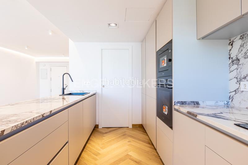 Foto 0ab546ef-3e98-439d-b1ec-ef9a0a964514. Apartamento luz, diseño y ubicación piso reformado a estrenar en triana junto al altozano. en Sevilla