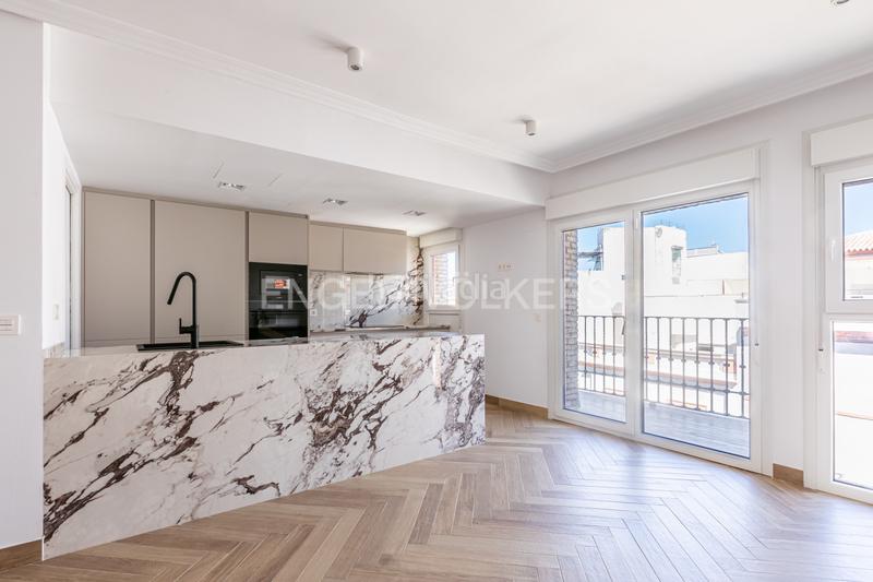 Foto 179a8841-3a14-45c0-a5fc-1233b60f7c05. Apartamento luz, diseño y ubicación piso reformado a estrenar en triana junto al altozano. en Sevilla
