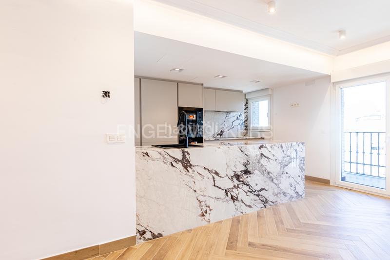 Foto 2d60bb3c-5d3b-4e49-8dab-ac22f5d0105f. Apartamento luz, diseño y ubicación piso reformado a estrenar en triana junto al altozano. en Sevilla