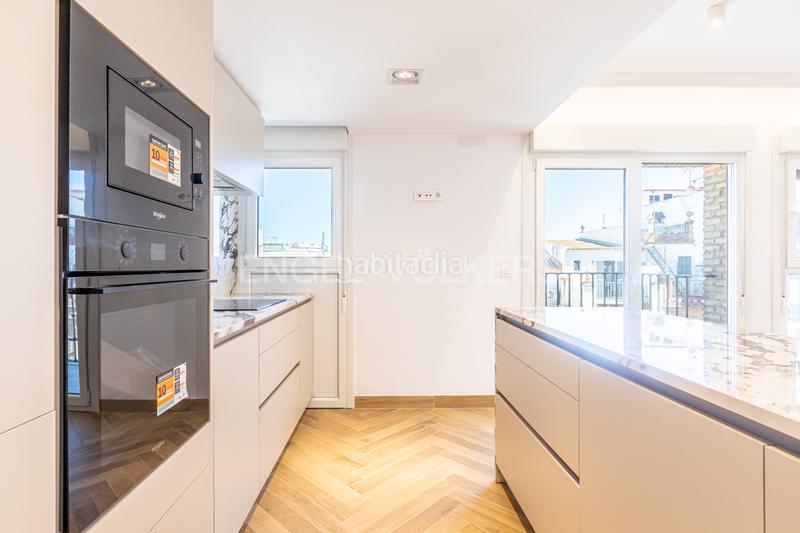 Foto 36bb2839-77f0-477d-a942-d877c8f7ea23. Apartamento luz, diseño y ubicación piso reformado a estrenar en triana junto al altozano. en Sevilla