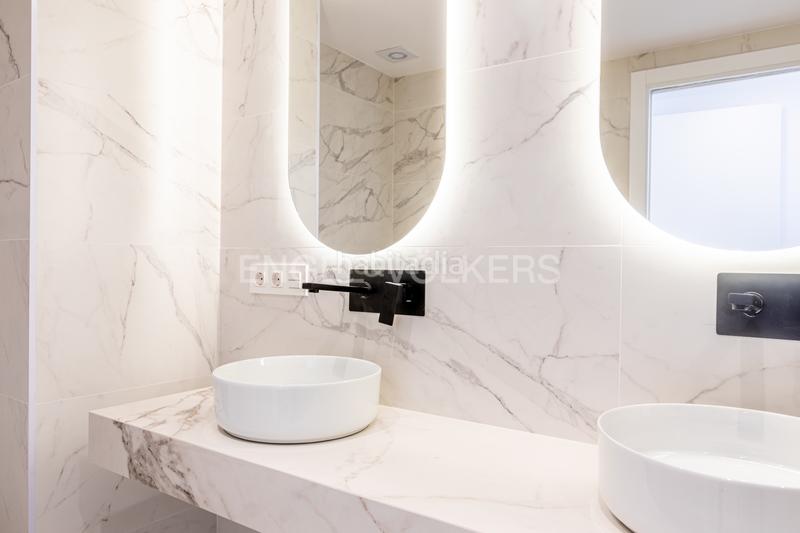 Foto 4600cfed-1434-4e60-ba9b-476d21c9ac67. Apartamento luz, diseño y ubicación piso reformado a estrenar en triana junto al altozano. en Sevilla