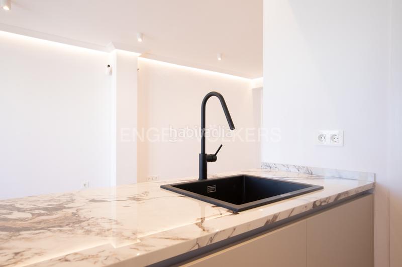 Foto 4f2ecaee-8b6d-4352-b9b9-3b52cafba4f0. Apartamento luz, diseño y ubicación piso reformado a estrenar en triana junto al altozano. en Sevilla