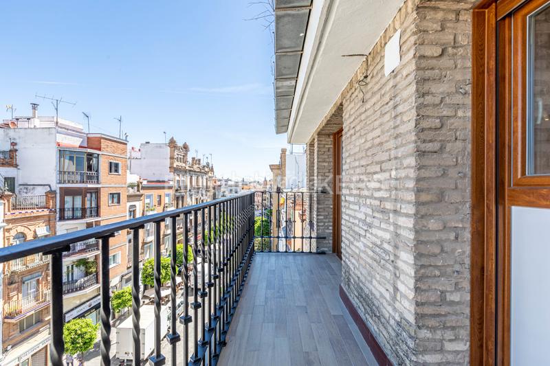 Foto 5b242256-81c7-4661-a669-0c8aa2ac990e. Apartamento luz, diseño y ubicación piso reformado a estrenar en triana junto al altozano. en Sevilla