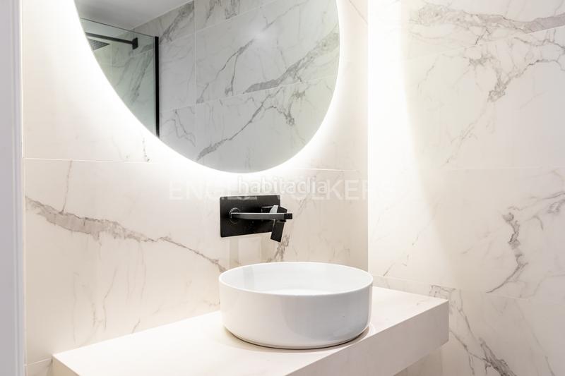 Foto 67387520-0a3a-4cb3-9eb9-3ffe8305187a. Apartamento luz, diseño y ubicación piso reformado a estrenar en triana junto al altozano. en Sevilla