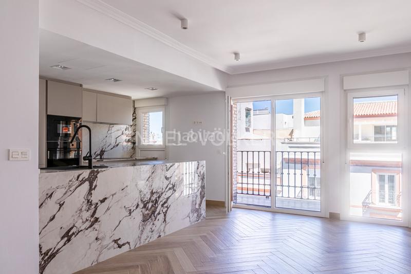 Foto 6ddc4400-3457-44e9-98a2-c6f45b11fea3. Apartamento luz, diseño y ubicación piso reformado a estrenar en triana junto al altozano. en Sevilla