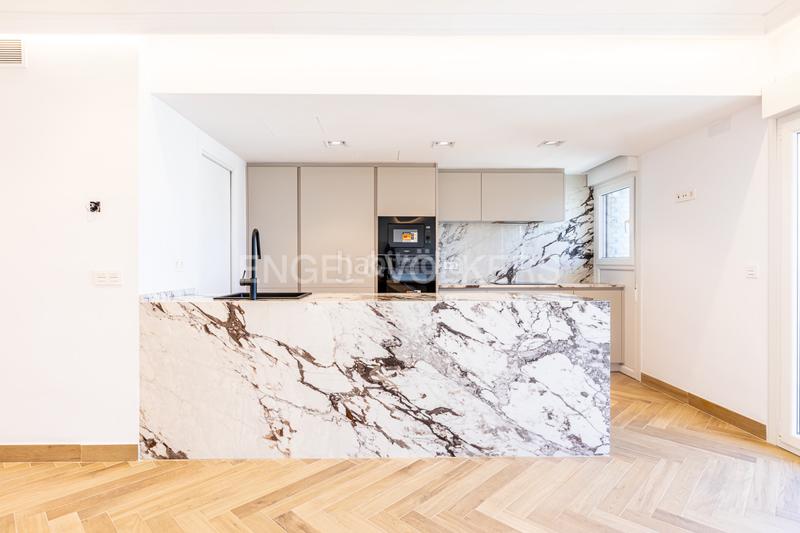 Foto 85f8591f-c948-4db1-98c6-4a2e79316791. Apartamento luz, diseño y ubicación piso reformado a estrenar en triana junto al altozano. en Sevilla