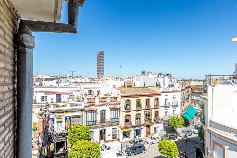 Foto 92e23327-9ab2-4756-b2ee-3dc404ae52c8. Apartamento luz, diseño y ubicación piso reformado a estrenar en triana junto al altozano. en Sevilla