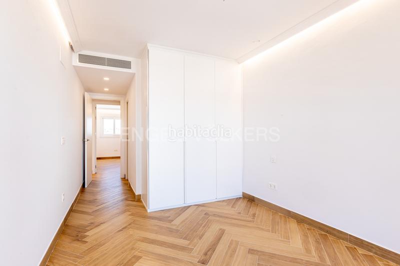 Foto b1228ba3-e306-4b31-b24d-b732b37662fe. Apartamento luz, diseño y ubicación piso reformado a estrenar en triana junto al altozano. en Sevilla