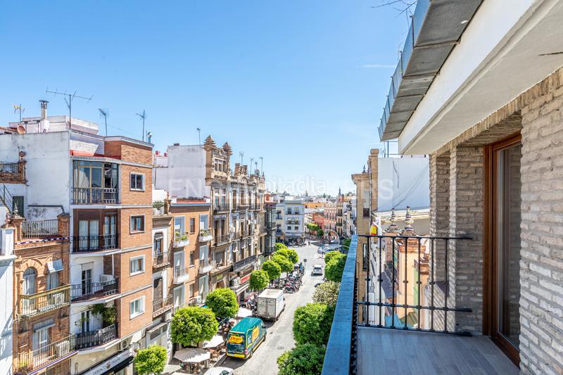 Foto b5ea2a05-2ba7-41b3-a1a2-a295fd444ee7. Apartamento luz, diseño y ubicación piso reformado a estrenar en triana junto al altozano. en Sevilla